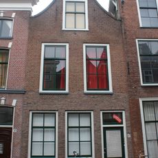 Pand met tuitgevel. Onderbouw modern