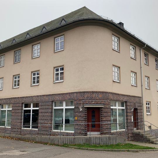 Sachgesamtheit Wohnanlage Bergstraße/Ecke Mittelstraße, bestehend aus U-förmig und L-förmig angeordneten Mehrfamilienhäusern Bergstraße 2; 4; 5; 6; 7; 9; 11; 13