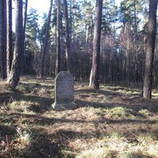 Pomník v lese východně od Chrášťovic