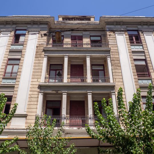 Eclectic 4-storey building tetraorofo ktirio