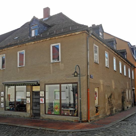 Wohnhaus in Ecklage und in geschlossener Bebauung Rosenstraße 1
