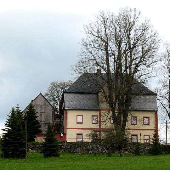 Wohnhaus, Seitengebäude und Scheune eines Gutes sowie Hausbaum und Obstgarten mit Einfriedung Arnoldshammer 5