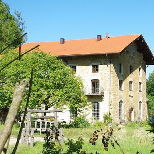 Ehemaliges Produktions- und Wohngebäude des Berg- und Hüttenwerks Achthal, sogenannte Schlosserei