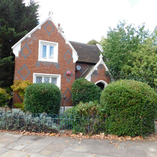 Lodge At Crown Gate West