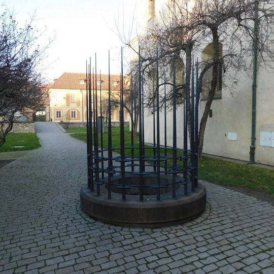 Studna s uměleckou mříží v Anežském klášteře v Praze