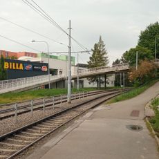 Lávka přes tramvajovou trať u zastávky Švermova