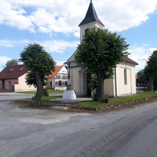 Kříž u kaple v Ponědrážce