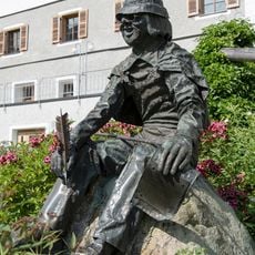 Figur Sitzender Knabe