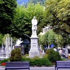 Statua di Tommaso Grossi