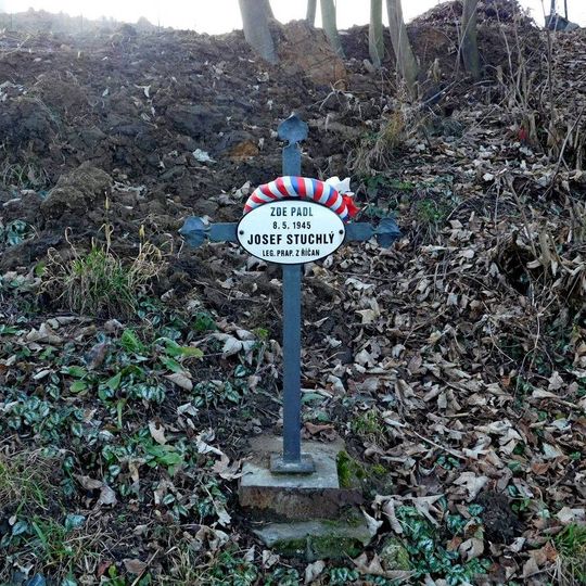 Pomníček Josefu Stuchlému ve Stránčické ulici ve Všestarech