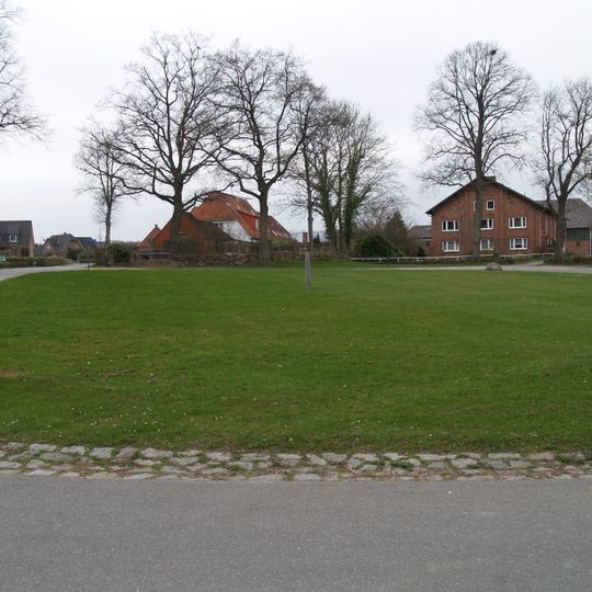 Dorfplatz „Am Brink“ mit Baumkranz