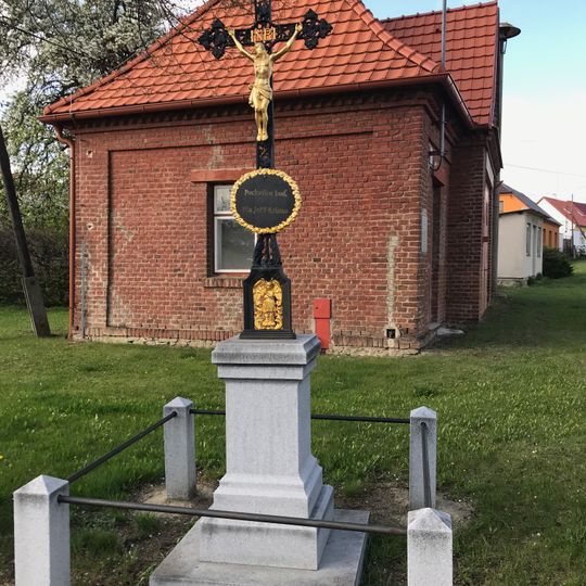 Kříž u hasičské zbrojnice v Horním Újezdu