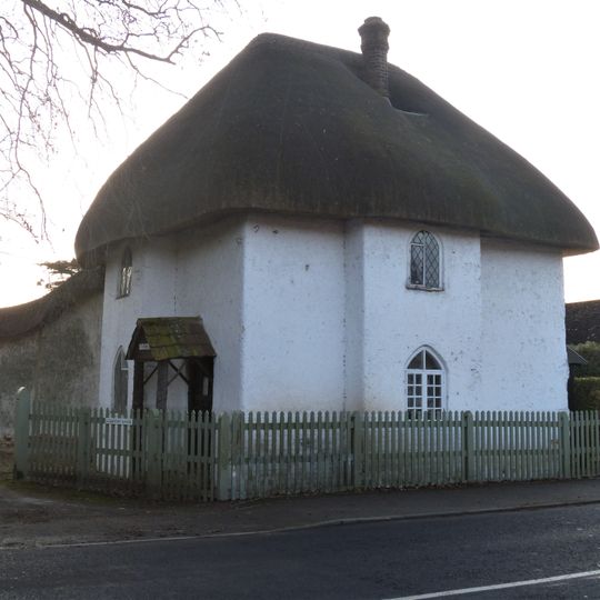 The Lodge To Maddington Manor
