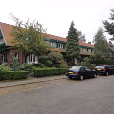 Rijtje van tien middenstandswoningen