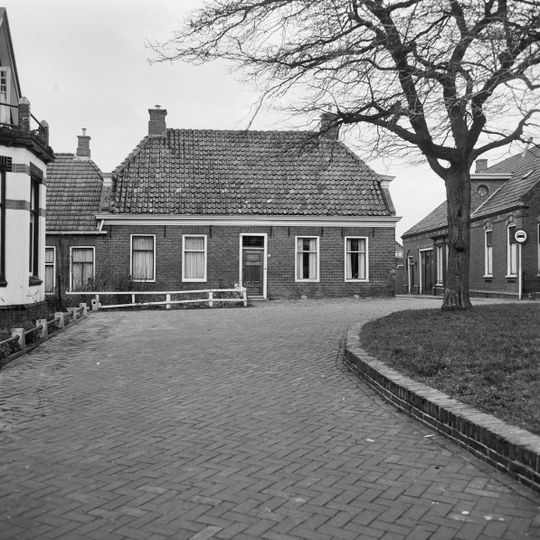 Pand onder hoog zadeldak met wolfseinden