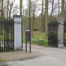 Huis Maarnbergen: hoofdinrijhek