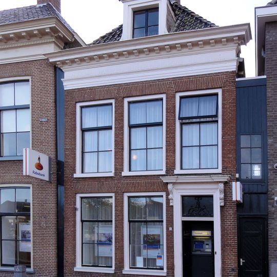 Woonhuis onder voor afgeschuind zadeldak