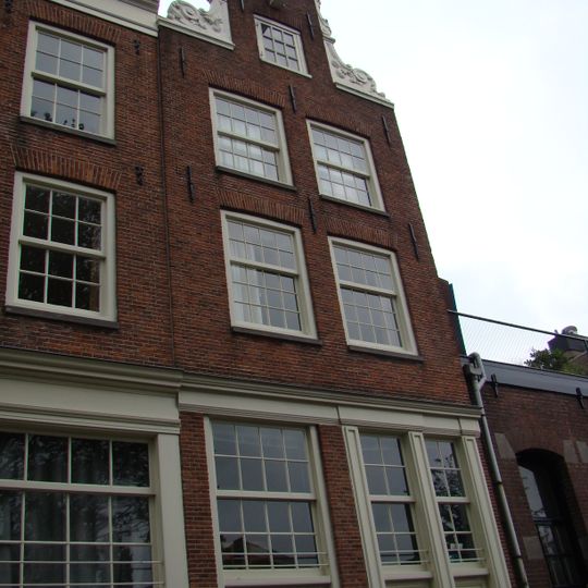 Huis met gevel onder door dakvenster doorbroken lijst