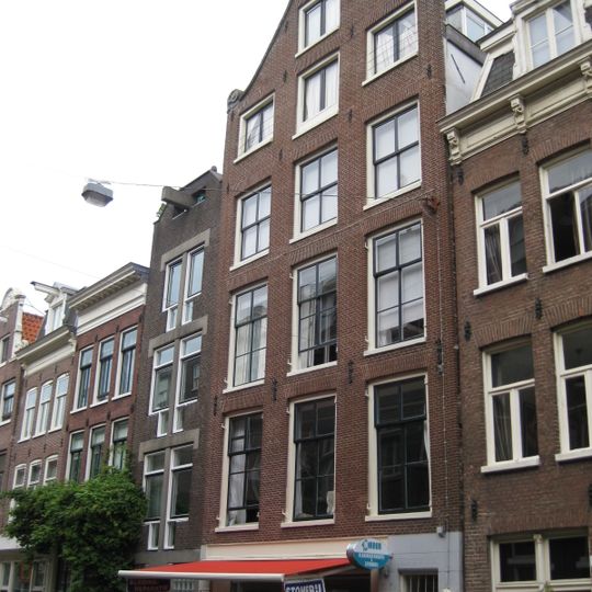 Pand waarvan de gevel wordt bekroond door een klokvormige top onder rollagen