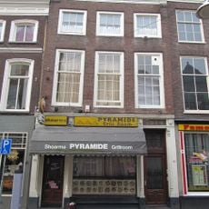 Pand met verkropte lijstgevel