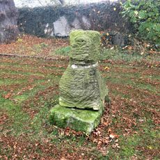 Kamenná plastika v Sokolském parku v Dolním Slivně