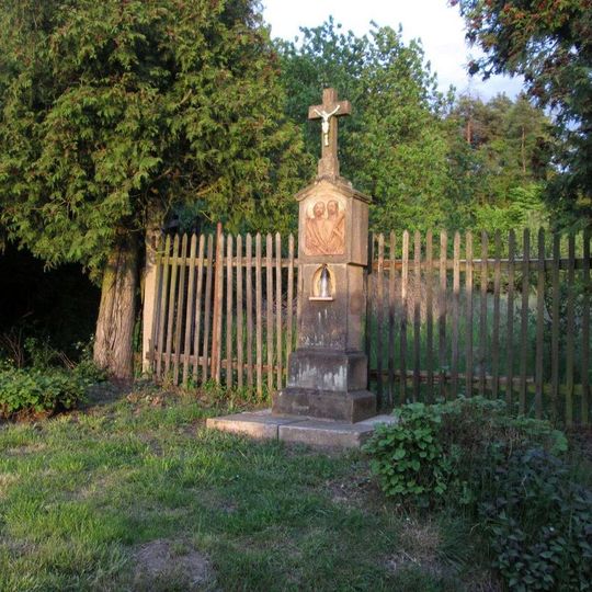 Kříž jihovýchodně od Chrástu