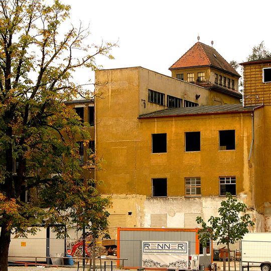 Ehemalige Mechanische Buntweberei Benker; Komplex von Industriebauten unterschiedlicher Entstehungszeit, erster Hochbau