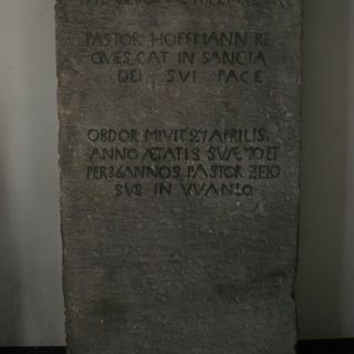 Grabplatte An der Kirche 6