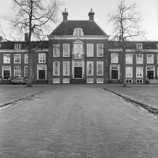 Pand met terugspringende sobere lijstgevel, tegenhanger van nr 25