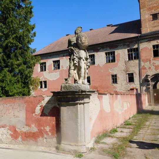 Socha mouřenína po levé straně mostku k zámku v Kounicích