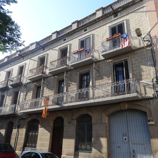 Cases d'habitatges a la plaça de la Bomba, 3-5