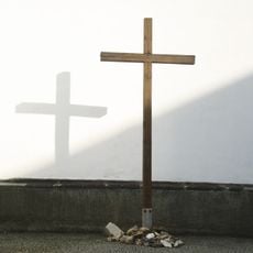 Kříž u kostela sv. Mikuláše ve Velkém Meziříčí