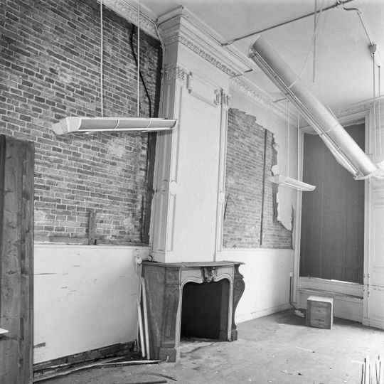 Pand met verdieping en lage zolderverdieping onder hoge dwarskap