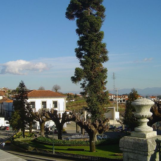 Largo do Mosteiro do Bom Jesus de Barrosas e estrada municipal que nele desemboca, à ilharga da estrada nacional n.º 207-1