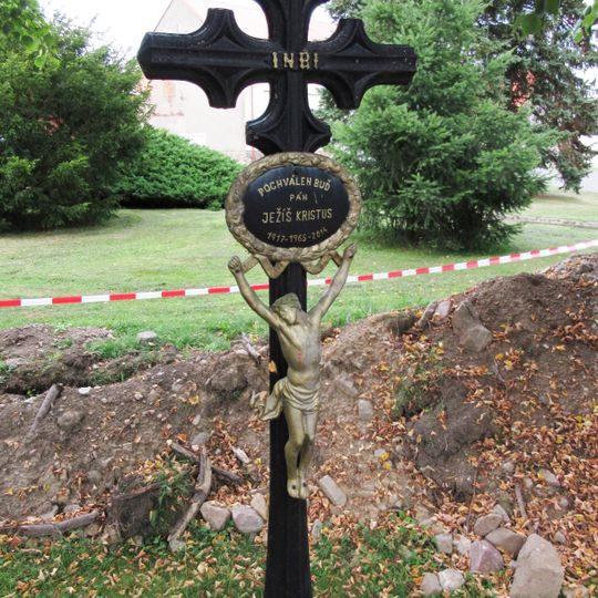 Kříž u hlavní křižovatky v Sádku