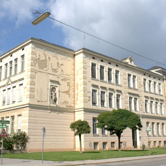Schulgebäude Karl Morre, Eggenberg