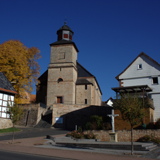 Sommerlinde vor dem Kirchenportal von Ruhlkirchen