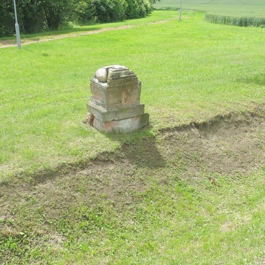 Kříž u silnice na západním okraji Podlesic