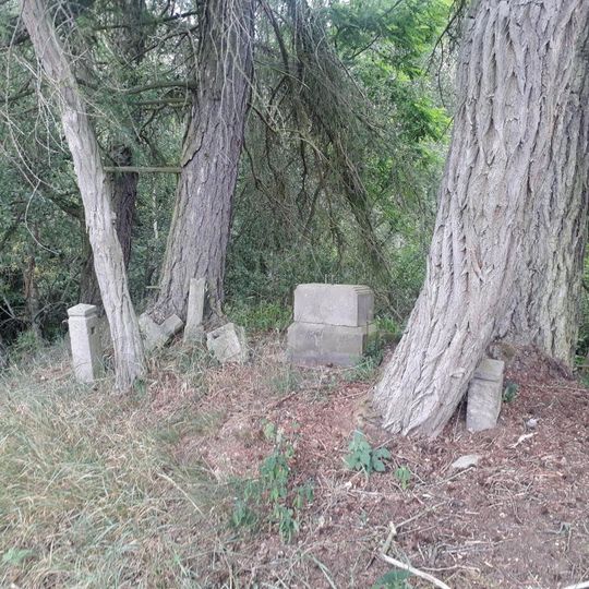 Kříž jihovýchodně od Vlkošova nad mlýnem