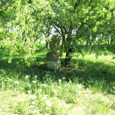 Kamenná plastika Bůh Janus poblíž cesty k Vintířovu