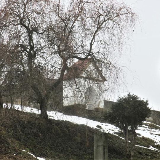 Kaplička v zahradě domu 140 ve Velké Veleni