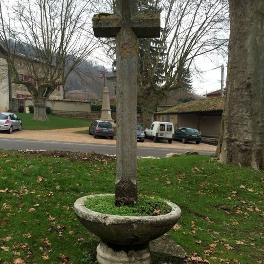 Croix au sud-est de l'église Saint-Maurice de Saint-Maurice-de-Beynost