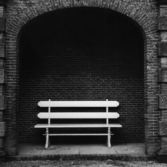 Landgoed Middachten: negen identieke witte houten banken