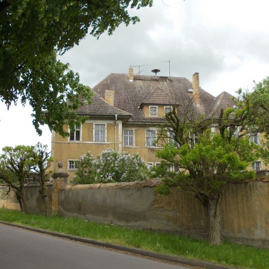 Herrenhaus, drei Wirtschaftsgebäude, Bedienstetenwohnhaus, Einfriedung und zwei Toranlagen eines Stiftsgutes sowie Tanksäule auf dem Gutsgelände Hauptstraße 20