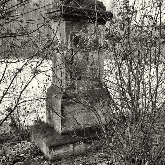 Podstavec ulomeného kříže u silnice 263 naproti domu 20 v Kerharticích