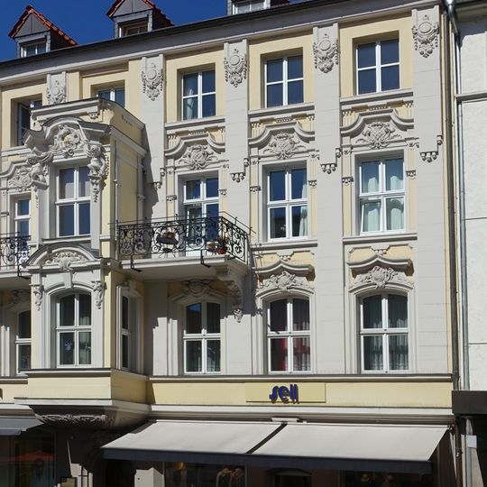 Wohn- und Geschäftshaus