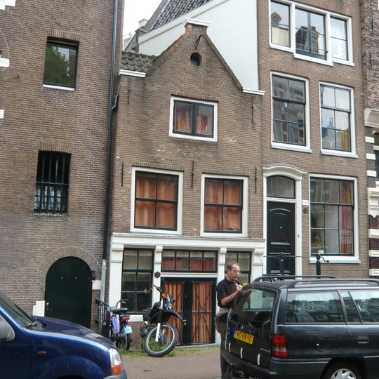 Zeer klein huisje met latere gevel onder klein punttopje