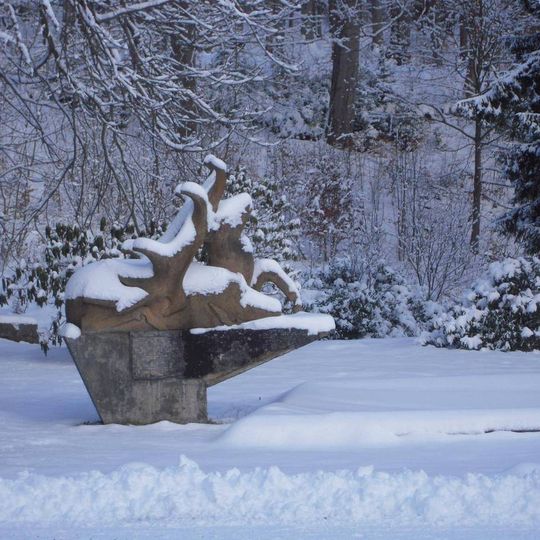 Plastika jelena naproti Pitnému pavilonu v Karlově Studánce