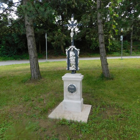 Litinový kříž u kostela v Tvarožné