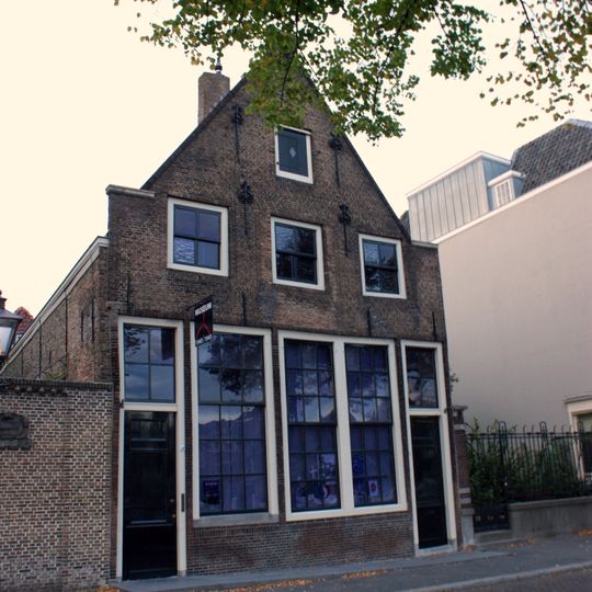 Woonhuis met puntgevel